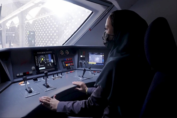 रेल्वे शेजारी सौदी अरेबियन महिला 