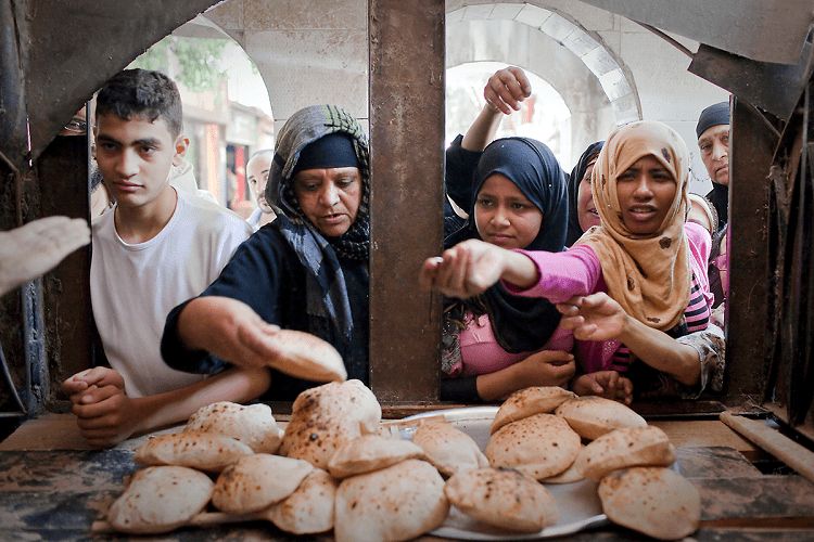 खाद्यान्नाचे भाव वाढल्याने त्रस्त झालेले इजिप्तचे नागरिक  
