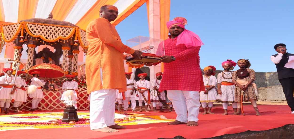 पै.अस्लम काझी यांना रायगडावर शंभूछत्रपतींना जलाभिषेक करण्याचा मान 