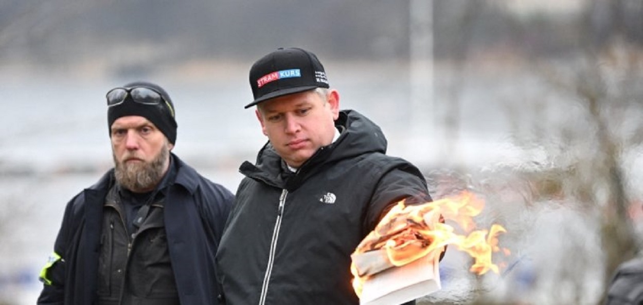 स्वीडनमध्ये कुरानची प्रत जाळताना रास्मुस पलुडन 