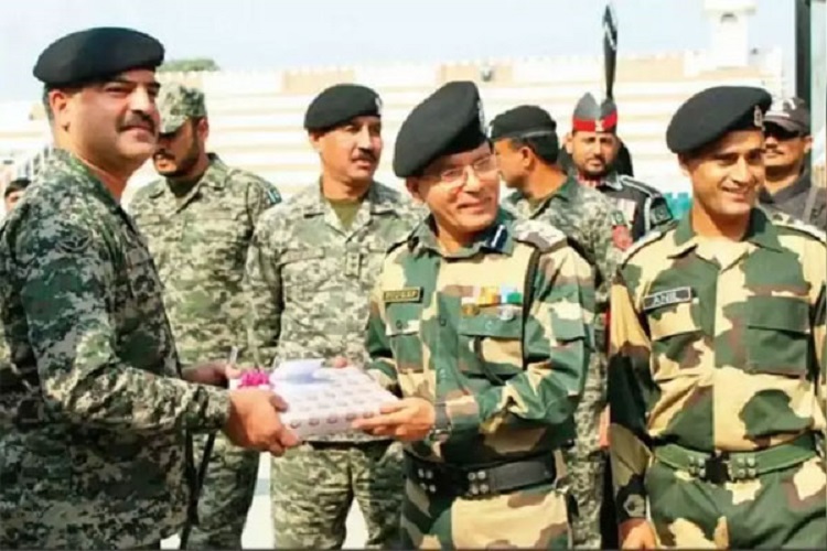 प्रजासत्ताक दिनानिमित्त बीएसएफच्या जवानांनी पाक रेंजर्सना वाटली मिठाई   