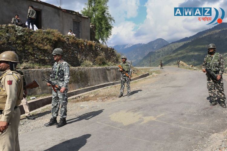 दहशतवाद्यांचा शोध घेताना भारतीय जवान 