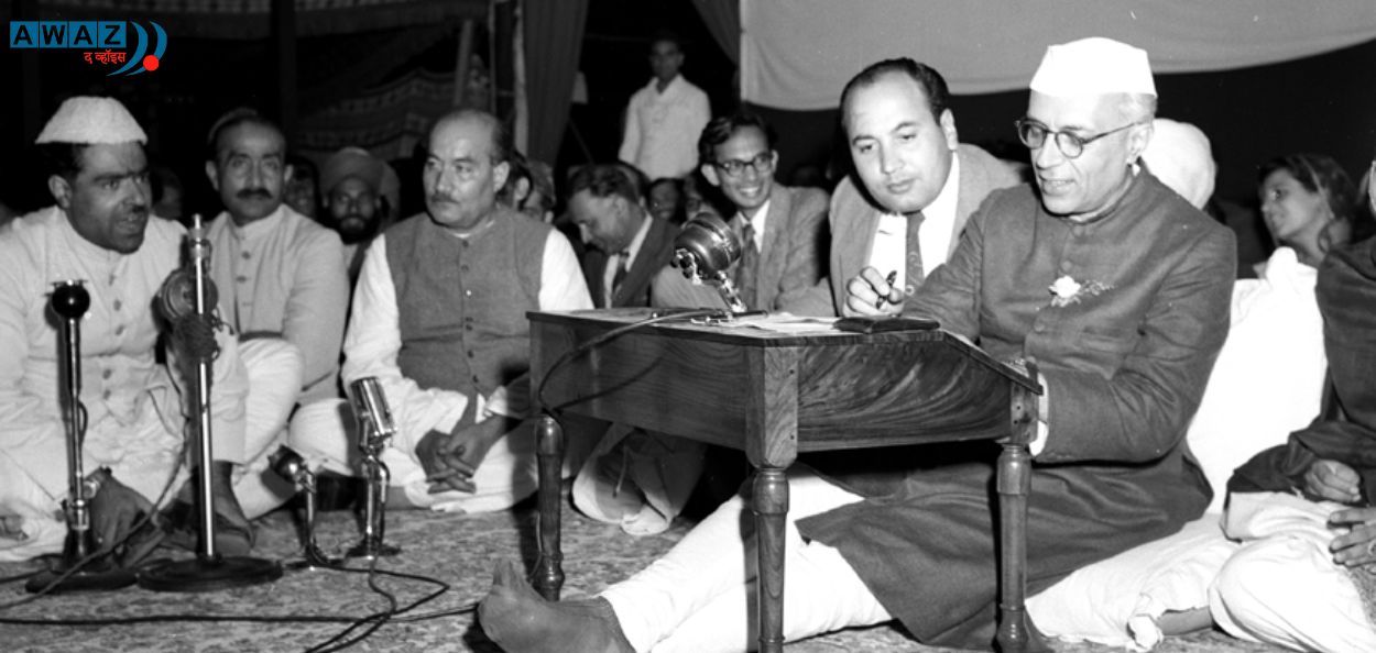 १९४९ मध्ये आयोजित करण्यात आलेल्या एका उर्दू मुशायऱ्यात जवाहरलाल नेहरू. सोबत शायर जोश मलिहाबादी