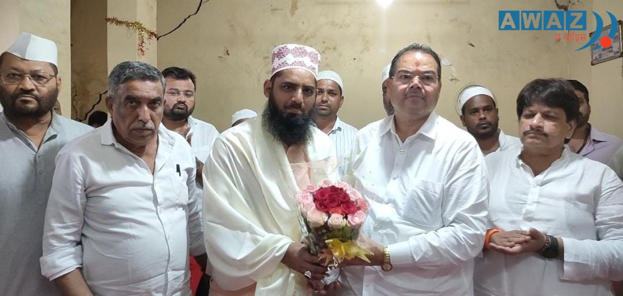 नाशिक : गणेशोत्सव महामंडळ समिती आणि सर्वपक्षीय नेत्यांकडून शहर-ए-खतीब हिसामुद्दिन खतीब यांचा सत्कार करताना 