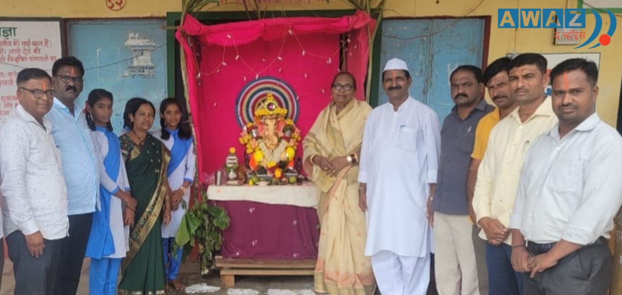 सोलापूर : रामलिंगेश्वर प्रशालेत गणेशोत्सव व्याख्यानमालेत गणेश पूजन प्रसंगी डॉ. नसीमा पठाण, डॉ. भीमाशंकर बिराजदार, कलप्पा म्हेत्रे आदी.