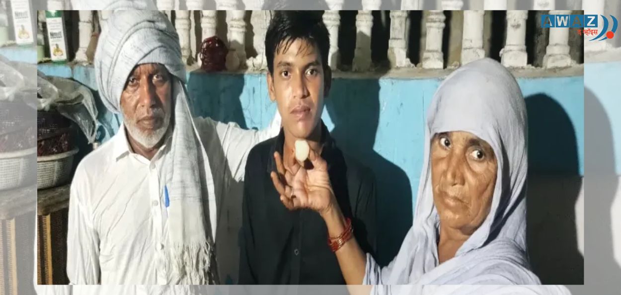 नौशाद त्याच्या आई-वडिलांसोबत 