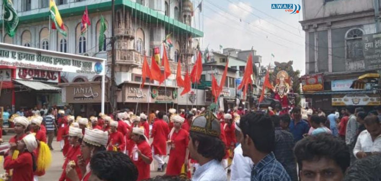 अजान सुरू झाल्याने वाजंत्री बंद करून थांबलेले नाशिकचा राजा मंडळ