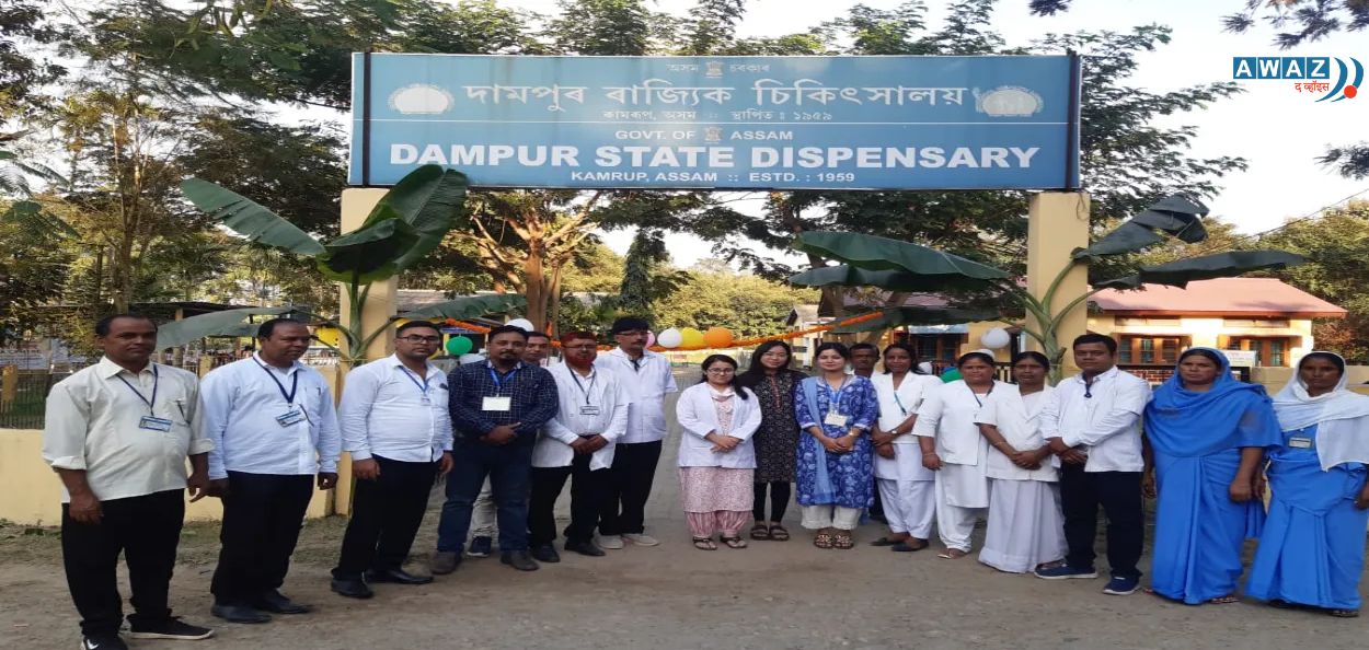 धामपूर येथील स्थानिक रुग्णालयातील डॉक्टर आणि पॅरामेडिक्स
