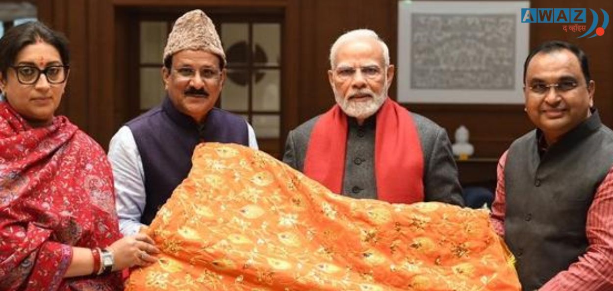 हजरत ख्वाजा मोईनुद्दीन चिश्ती यांच्या उर्सला चादर पाठवतांना पंतप्रधान नरेंद्र मोदी, केंद्रीय मंत्री स्मृती इराणी आणि इतर मान्यवर.