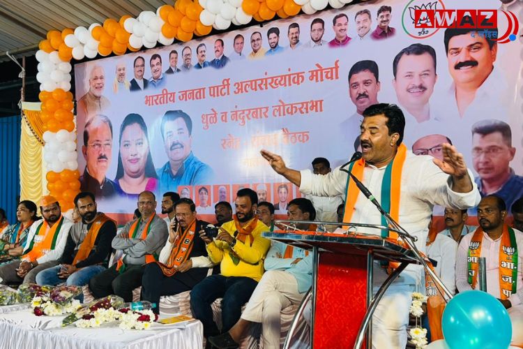 मालेगाव : येथील मिल्लत मदरसा येथे झालेल्या बूथ कमिटी संवाद बैठकीत बोलताना इद्रिस मुलतानी. शेजारी खासदार सुभाष भामरे आदी.