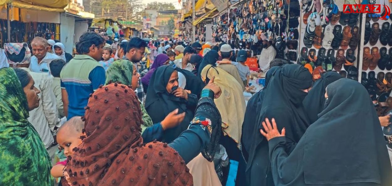 मालेगावातील किदवाई रस्त्यावर रमजान खरेदीसाठी जमलेली गर्दी
