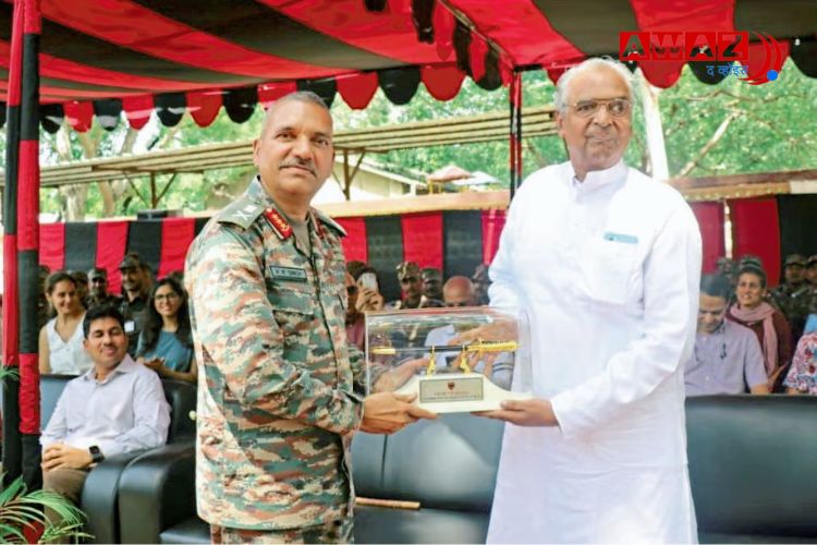 'सदर्न कमांड'कडून सत्कार स्वीकारताना योगसंशोधक प्रशांत अय्यंगार