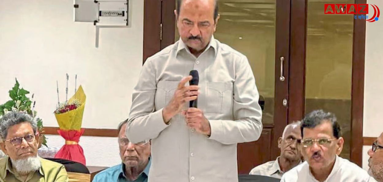 चिंतन बैठकीत मत मांडताना मुस्लीम नेते 