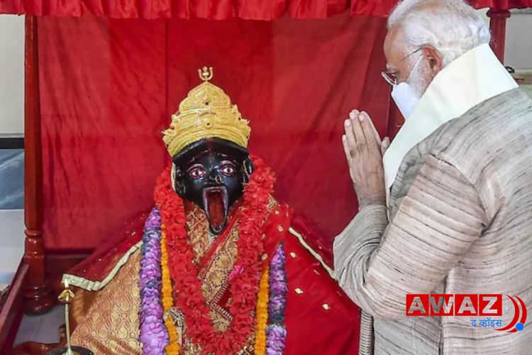 जशोरेश्वरी मातेला वंदन करताना पंतप्रधान मोदी 