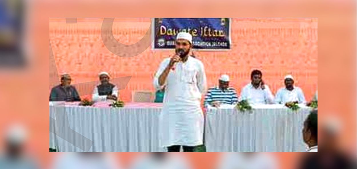 जळगाव मधील 'आयडल सेल्स असोसिएशन'ने आयोजित केलेल्या इफ्तारमधील प्रसंग 