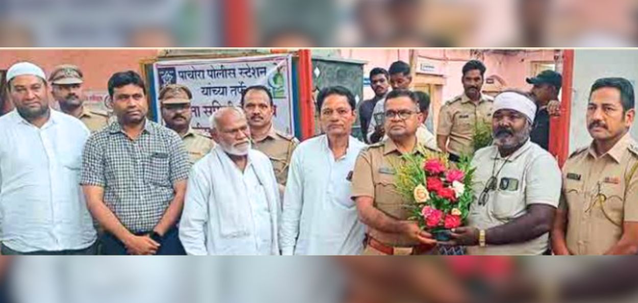 शांतता समितीच्या बैठकीत हुसेन शाह व वसीम शाह यांचा सत्कार करताना उपविभागीय पोलिस अधिकारी धनंजय येरुळे व शांतता समितीचे सदस्य