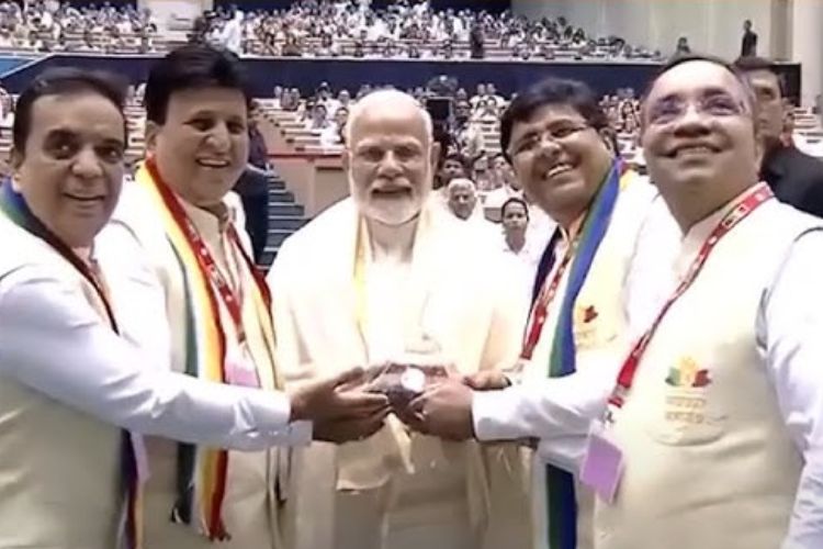 'जितो'ने आयोजित केलेल्या विश्व नवकार मंत्र दिवसाच्या कार्यक्रमात पंतप्रधान नरेंद्र मोदी यांचा सन्मान करताना पृथ्वीराज कोठारी, विजय भंडारी आणि इतर पदाधिकारी