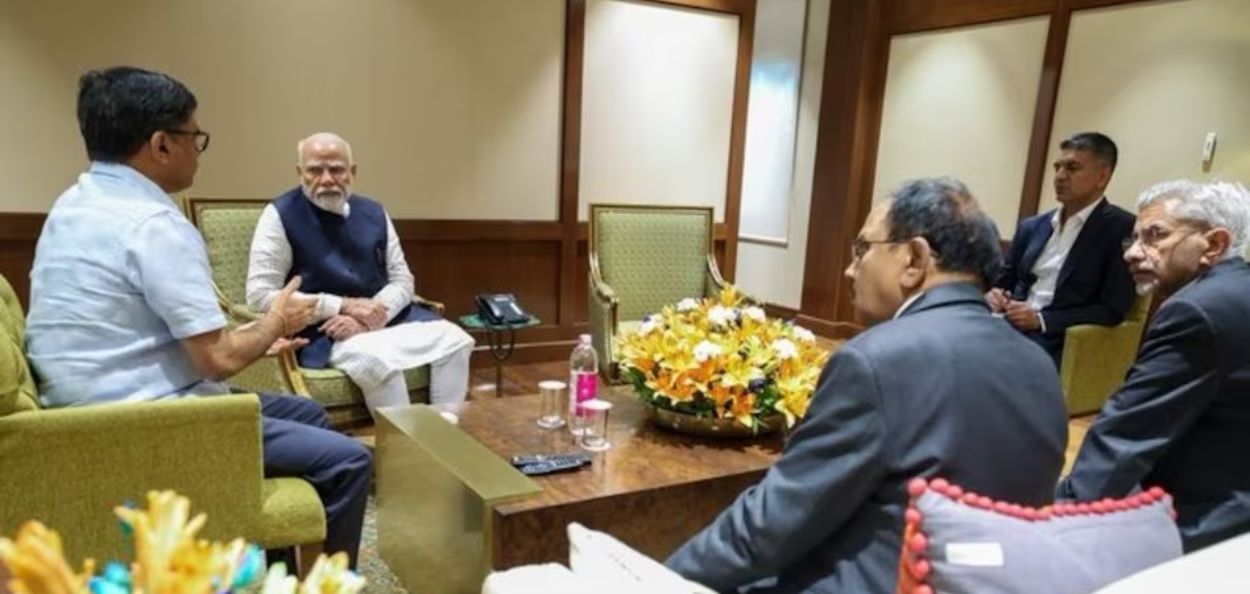 विमानतळावर पंतप्रधान नरेंद्र मोदी यांची परराष्ट्र मंत्री एस. जयशंकर आणि राष्ट्रीय सुरक्षा सल्लागार अजित डोवाल यांच्यासोबत चर्चा  