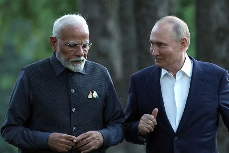 पंतप्रधान नरेंद्र मोदी आणि रशियाचे राष्ट्राध्यक्ष व्लादिमीर पुतिन 