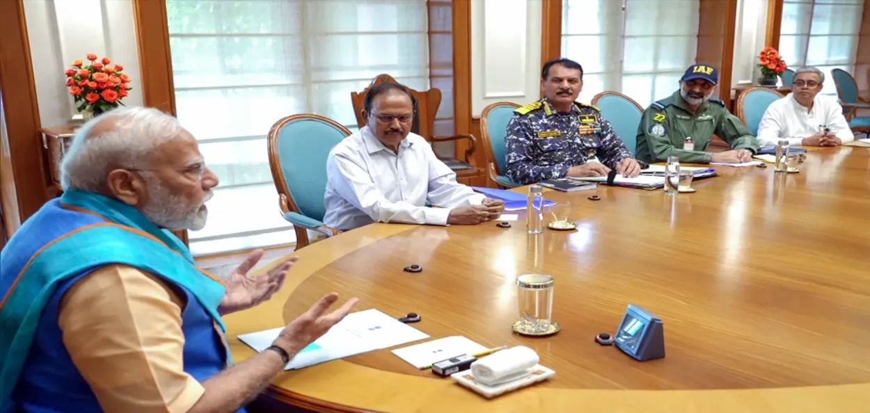 पंतप्रधान नरेंद्र मोदी आणि NSA अजित डोवाल यांच्यासह तीन सेनाप्रमुख उच्चस्तरीय बैठकीदरम्यान  