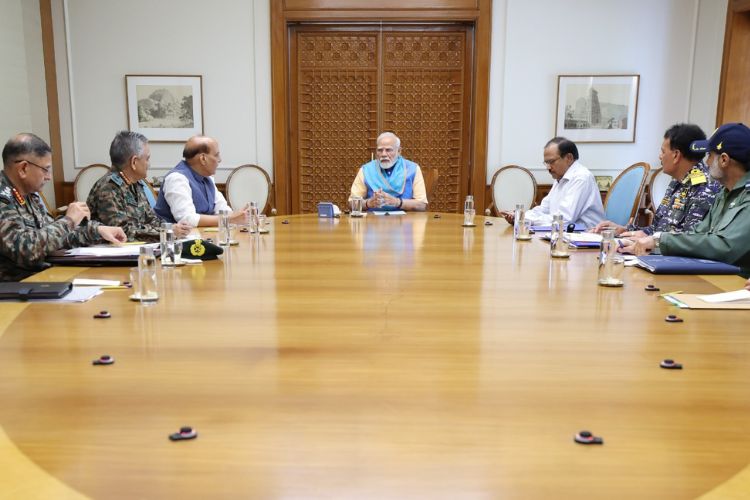पंतप्रधान नरेंद्र मोदी यांच्या नेतृत्वाखाली झालेली उच्चस्तरीय बैठक.