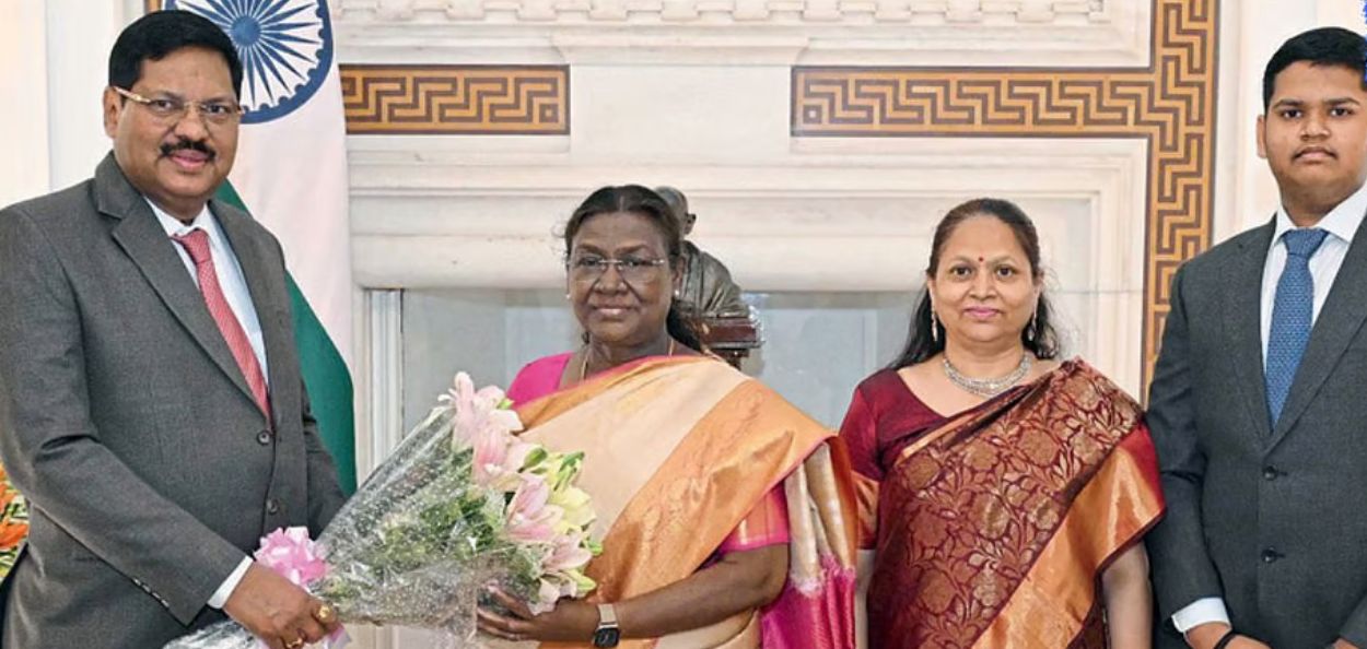 राष्ट्रपती द्रौपदी मुर्मू यांच्यासह न्या. भूषण गवई, डॉ. तेजस्विनी गवई, ज्योतिरादित्य गवई