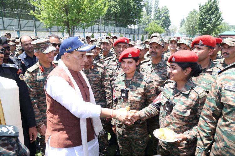 श्रीनगरमध्ये जवानांशी संवाद साधताना केंद्रीय संरक्षण मंत्री राजनाथ सिंह. 