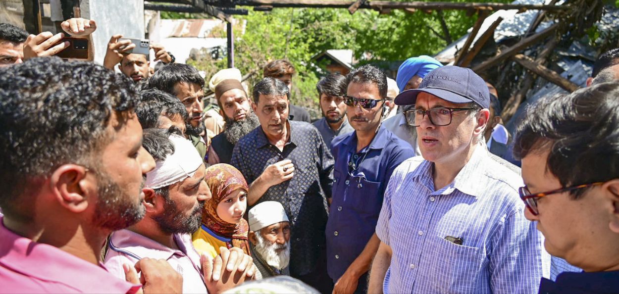 जम्मू आणि काश्मीरचे मुख्यमंत्री उमर अब्दुल्ला नागरिकांशी चर्चा करताना 