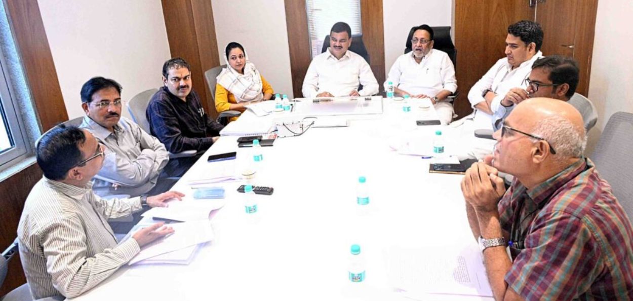 अल्पसंख्याक मुलींसाठी अभियांत्रिकी महाविद्यालयाच्या उभारणीसाठी आयोजित बैठक. 