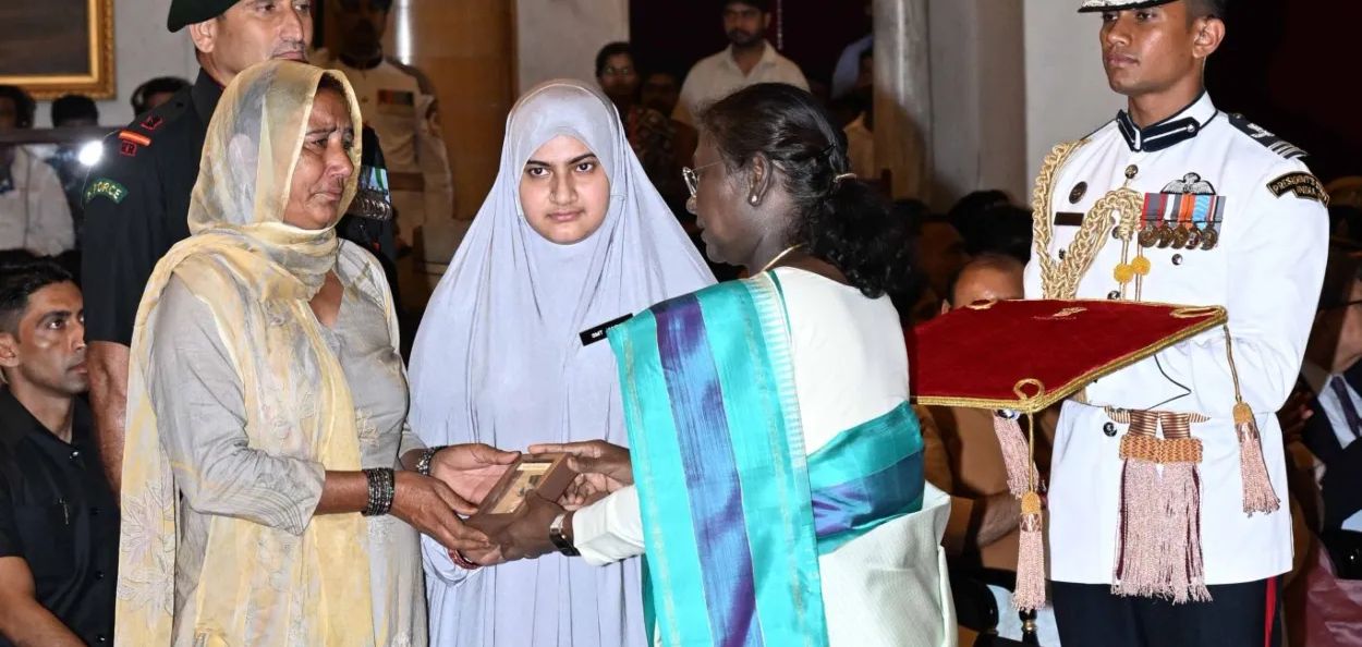  राष्ट्रपती मुर्मू यांच्याकडून कीर्ती चक्र स्वीकारताना  नायक दिलवर खानची पत्नी आणि आई