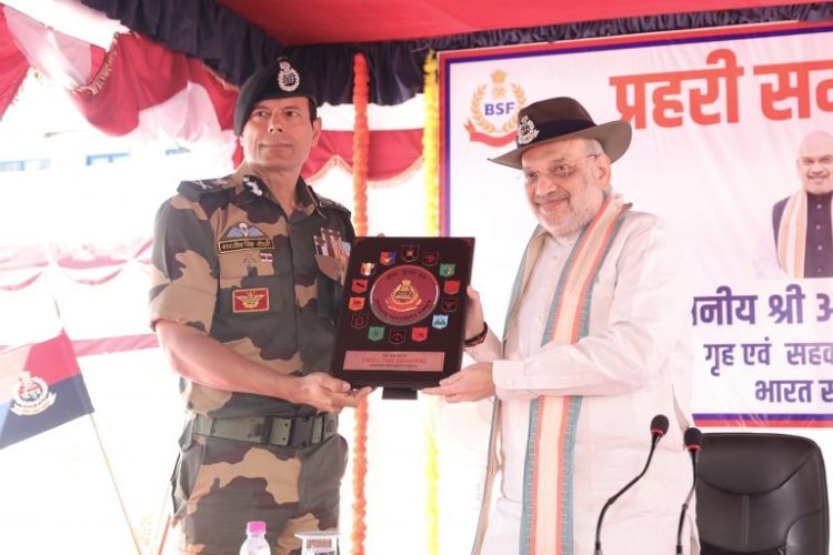 केंद्रीय गृहमंत्री अमित शहा बीएसएफच्या जवानांचा सन्मान करताना 