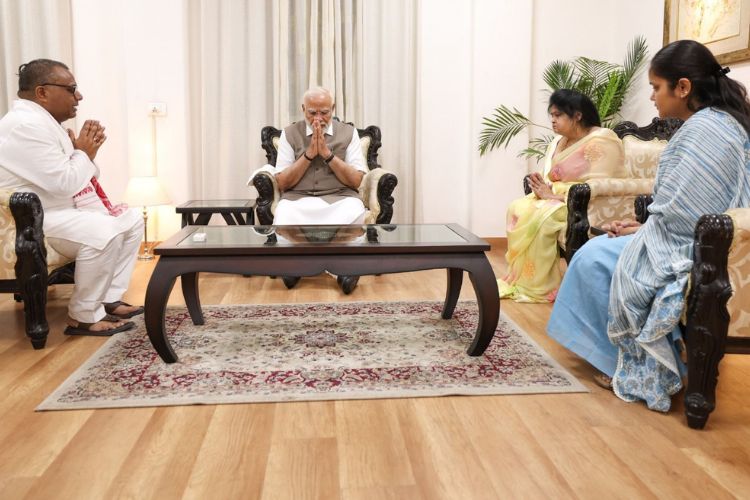 पहलगाम हल्ल्यातील शहीद शुभम द्विवेदी यांच्या कुटुंबियांसोबत पंतप्रधान मोदी 