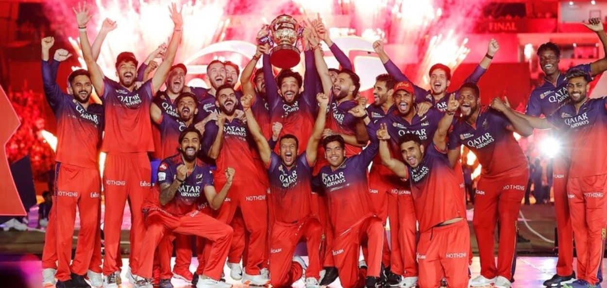 IPL चे विजेतेपद पटकावल्यानंतर बंगळूर संघ. 