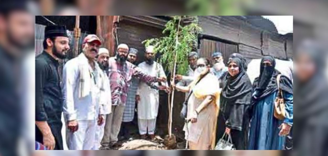 मदरसा परिसरात वृक्षारोपण करताना मान्यवर