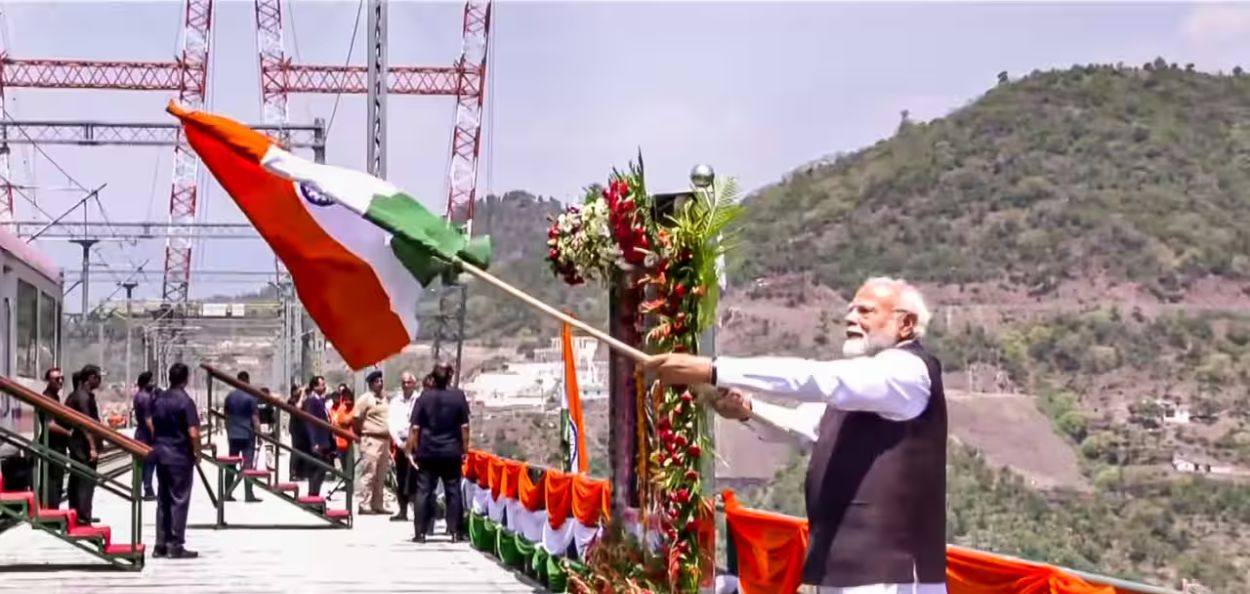 पंतप्रधान नरेंद्र मोदींनी केले जगातील सर्वांत उंचावरील रेल्वे पुलाचे उद्घाटन
