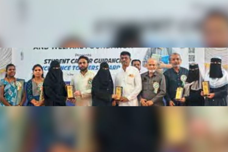 अब्दुलखालिक एज्युकेशन अॅन्ड वेल्फेअर फाउंडेशनच्या वतीने विद्यार्थ्यांचा गौरव करताना मान्यवर