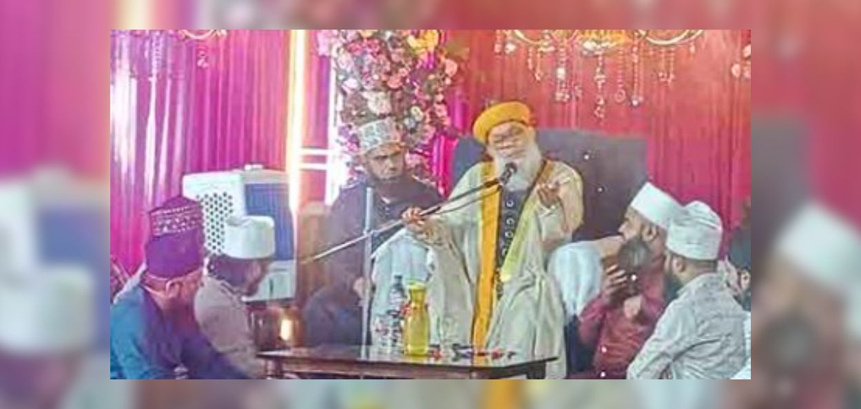 नाशिकच्या संदल शरीफ सोहळ्यात मार्गदर्शन करताना ज्येष्ठ धर्मगुरू सय्यद मोहम्मद महमूद अशरफ