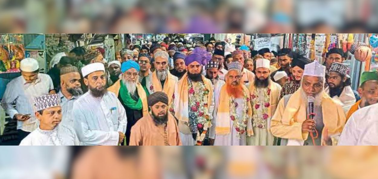 बडी दर्गा संदल शरीफनिमित्त गुरुवारी काढण्यात आलेला जुलूस