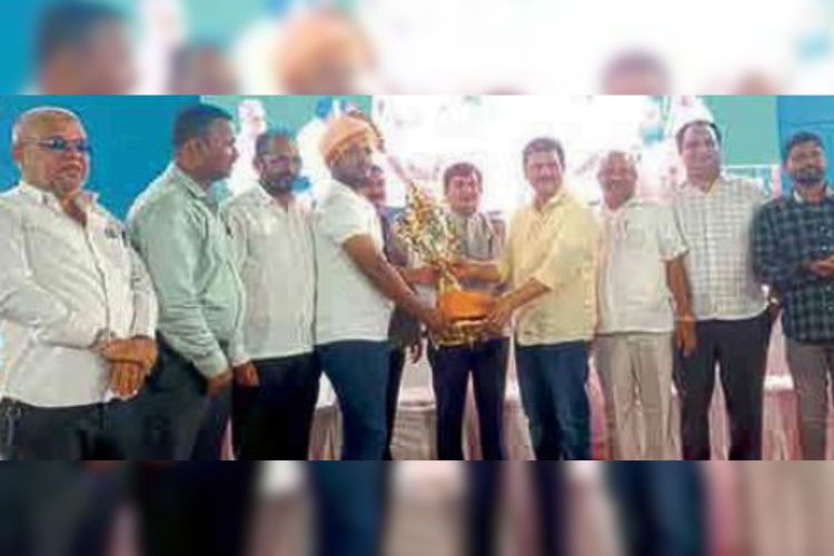 शारंग चषक कॅरम स्पर्धेतील विजेता महम्मद आरिफचा सत्कार करताना पालकमंत्री प्रकाश आबिटकर, धनंजय महाडिक, सुनील देसाई, शारंगधर देशमुख, जयंत पाटील, सत्यजित कदम, अभिजित चव्हाण, विजय खाडे.