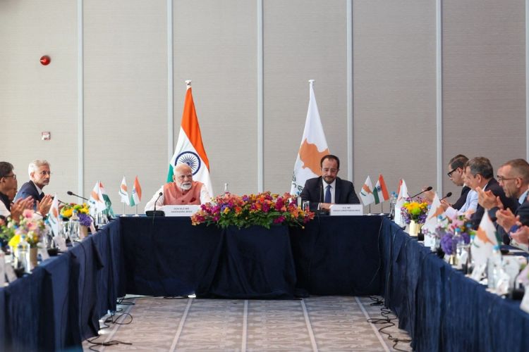 पंतप्रधान नरेंद्र मोदींची राष्ट्राध्यक्ष निकोस क्रिस्टोडॉलिडेस यांच्यासोबत गोलमेज बैठक. 