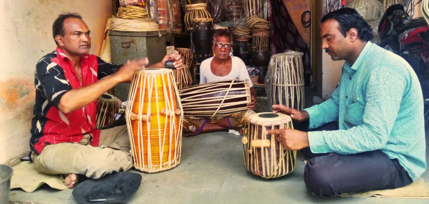 मृदंग बनविण्यात तल्लीन झालेले मुस्लिम कारागीर. 