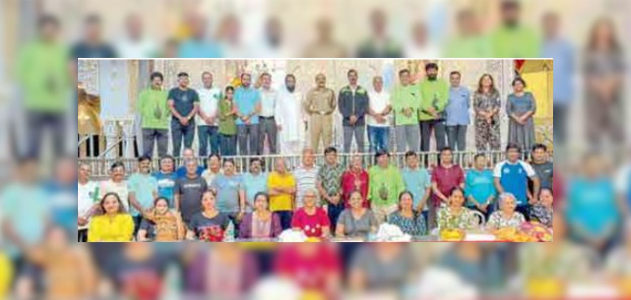 हुंडेकरी परिवाराच्या वतीने नाशिकहून निघालेल्या वारकऱ्यांचे स्वागत करण्यात आले