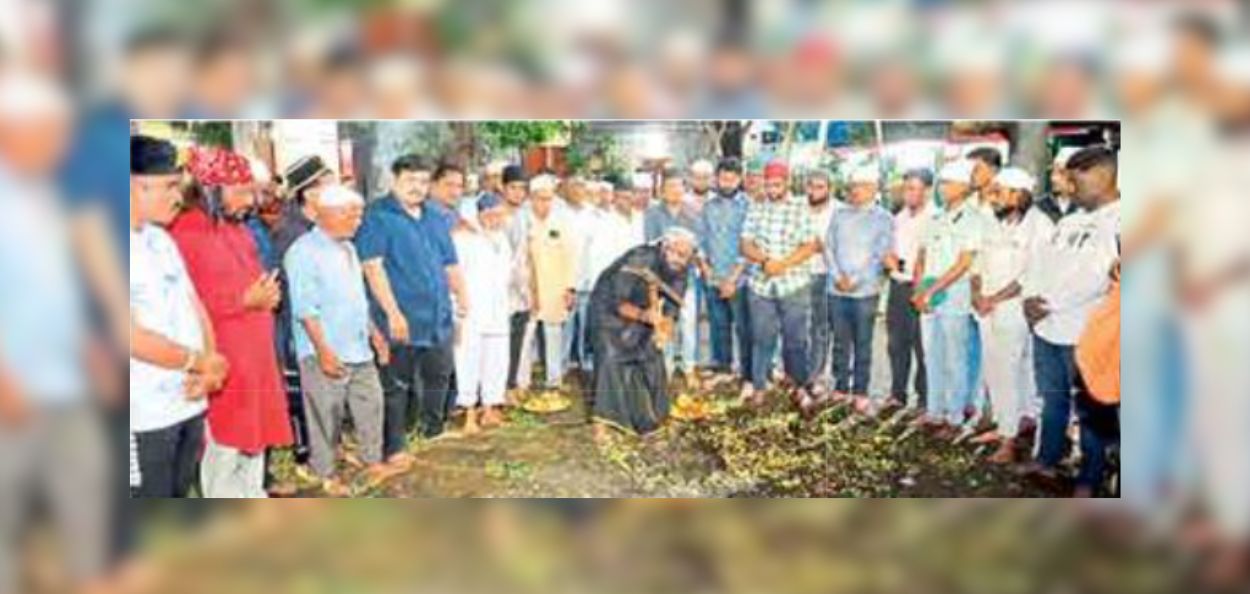 हिंदू-मुस्लिम ऐक्याचे प्रतीक असलेल्या बाबूजमाल दर्यात गुरुवारी कुदळ मारण्याचा विधी झाला