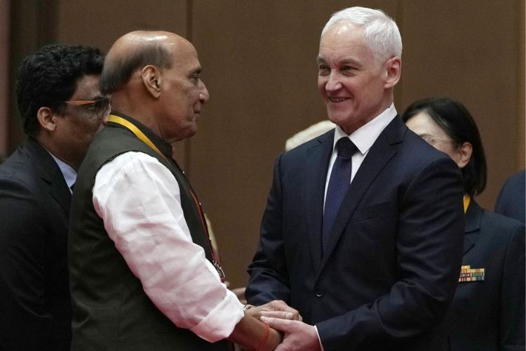 चीन दौऱ्यावर असलेले संरक्षण मंत्री राजनाथ सिंह यांनी गुरुवारी रशियाचे संरक्षण मंत्री आंद्रेई बेलुसोव्ह यांच्याशी अनौपचारिक चर्चा केली.  