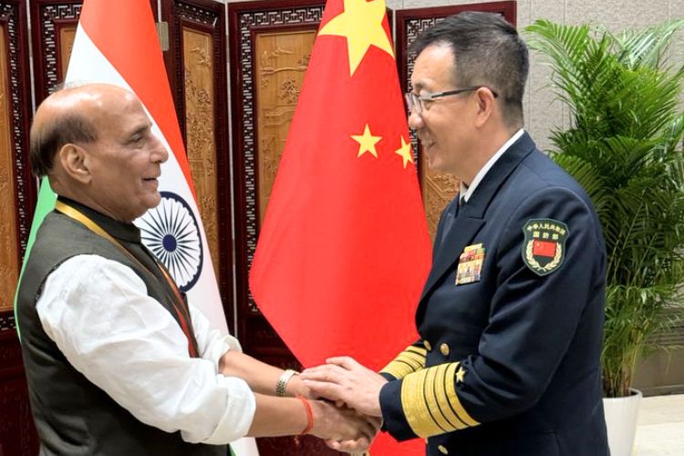 संरक्षण मंत्री राजनाथ सिंह आणि  चीनी समपदस्थ अॅडमिरल डोंग जुन 