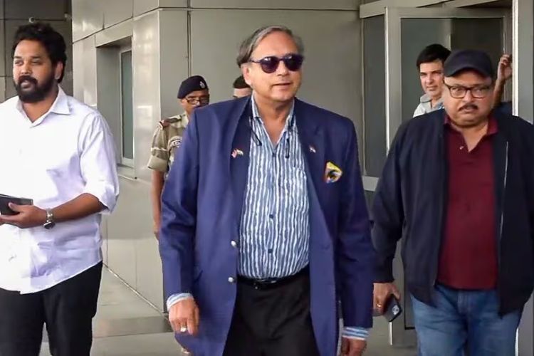 संसदीय परराष्ट्र व्यवहार समितीचे अध्यक्ष शशी थरूर 