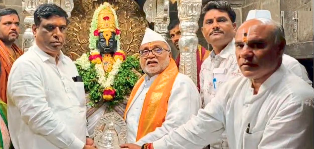  विठ्ठलाला चांदीचा मुकुट अर्पण करताना मुस्लिम तरुण गणी सय्यद सोबत गहिनीनाथ महाराज औसेकर.