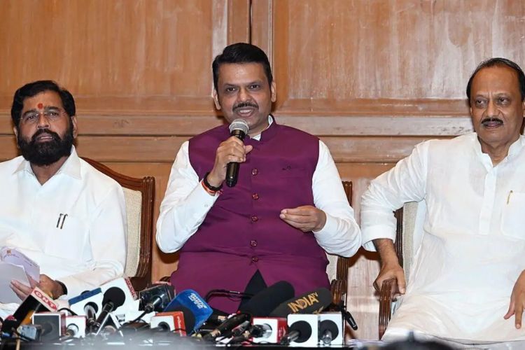महाराष्ट्रातील हिंदी सक्तीचा निर्णय मागे घेताना मुख्यमंत्री आणि दोन्ही उपमुख्यमंत्री. 