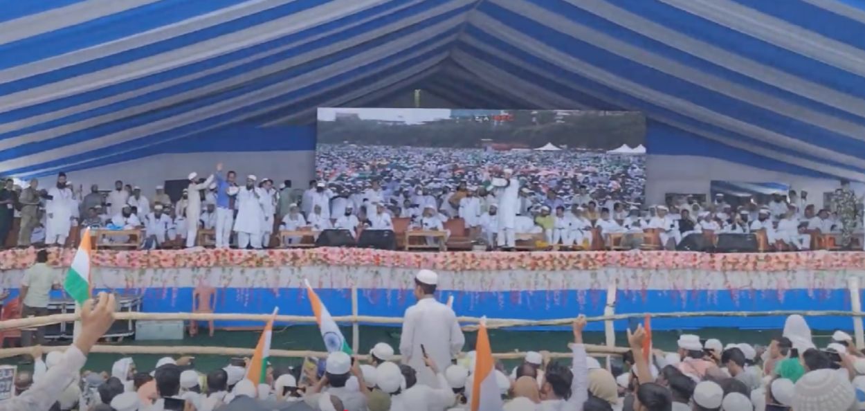 'वक्फ वाचवा, संविधान वाचवा' रॅलीतील चित्र. 