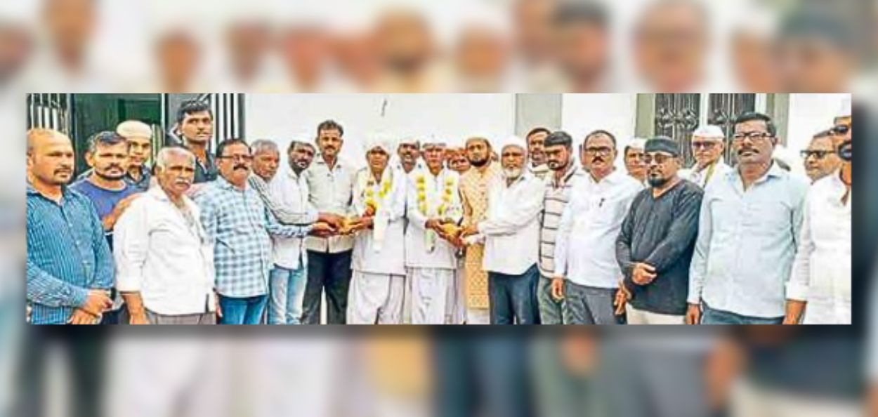 पंढरपूर पायी दिंडीचे स्वागत करताना मुस्लिम समाज 
